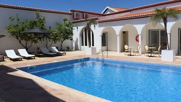 AuĂenpool, Sonnenschirme, LiegestĂŒhle