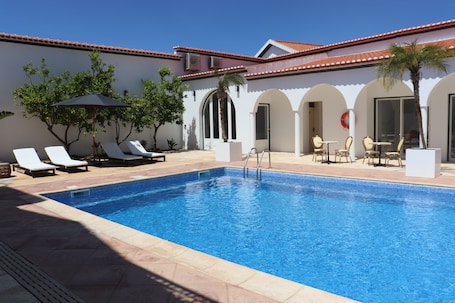 Outdoor pool, pool umbrellas, sun loungers