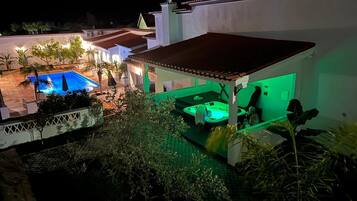 Piscine extérieure, parasols de plage, chaises longues
