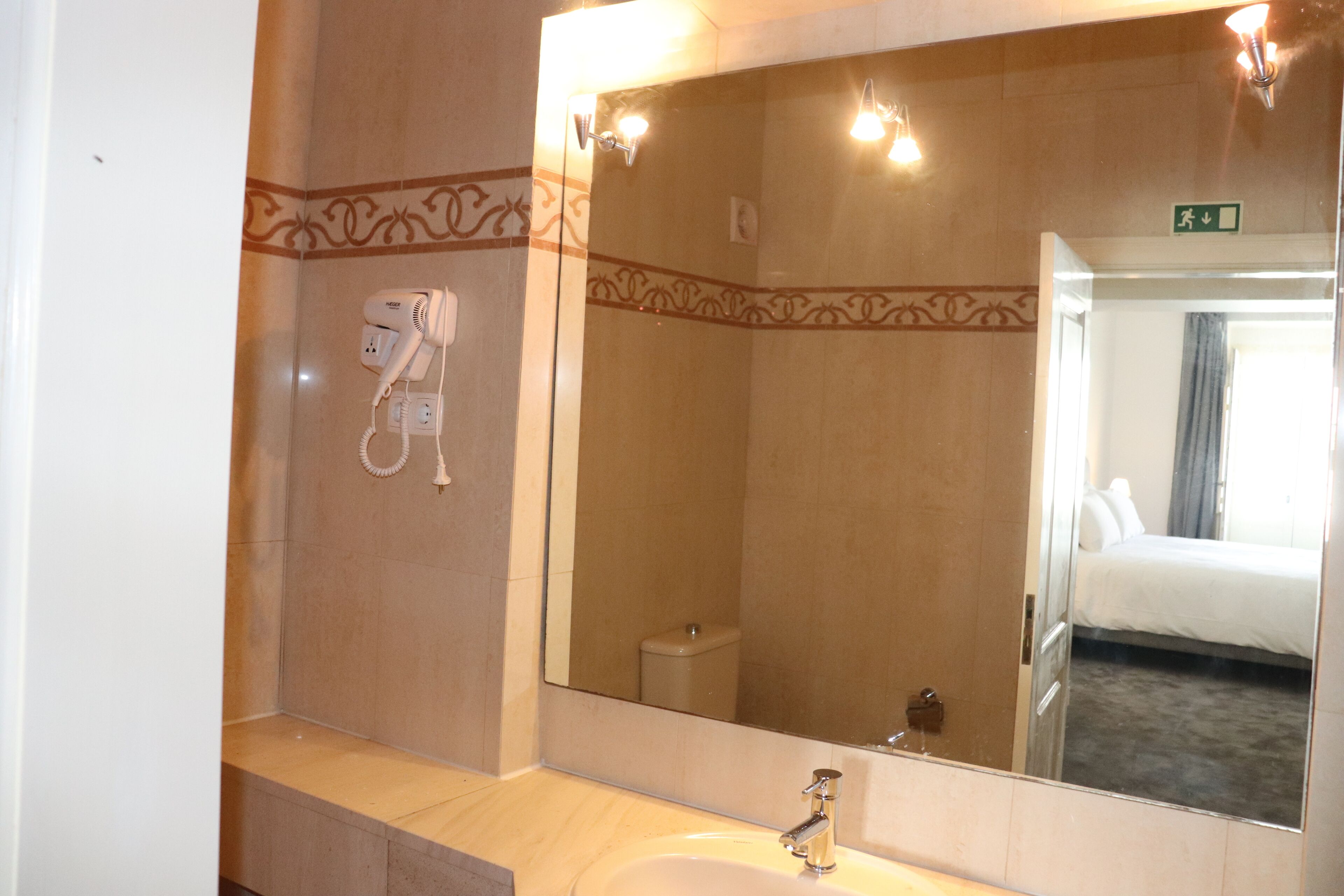 Deluxe kamer, 1 twee- of 2 eenpersoonsbedden | Badkamer | Een bad/douchecombinatie, een haardroger, een bidet, handdoeken