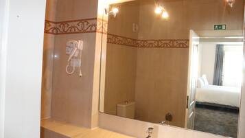 Deluxe-Doppel- oder -Zweibettzimmer | Badezimmer