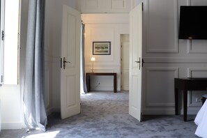 Suite – deluxe | Oppholdsområde | En 54-tommers smart-TV med kabel-kanaler