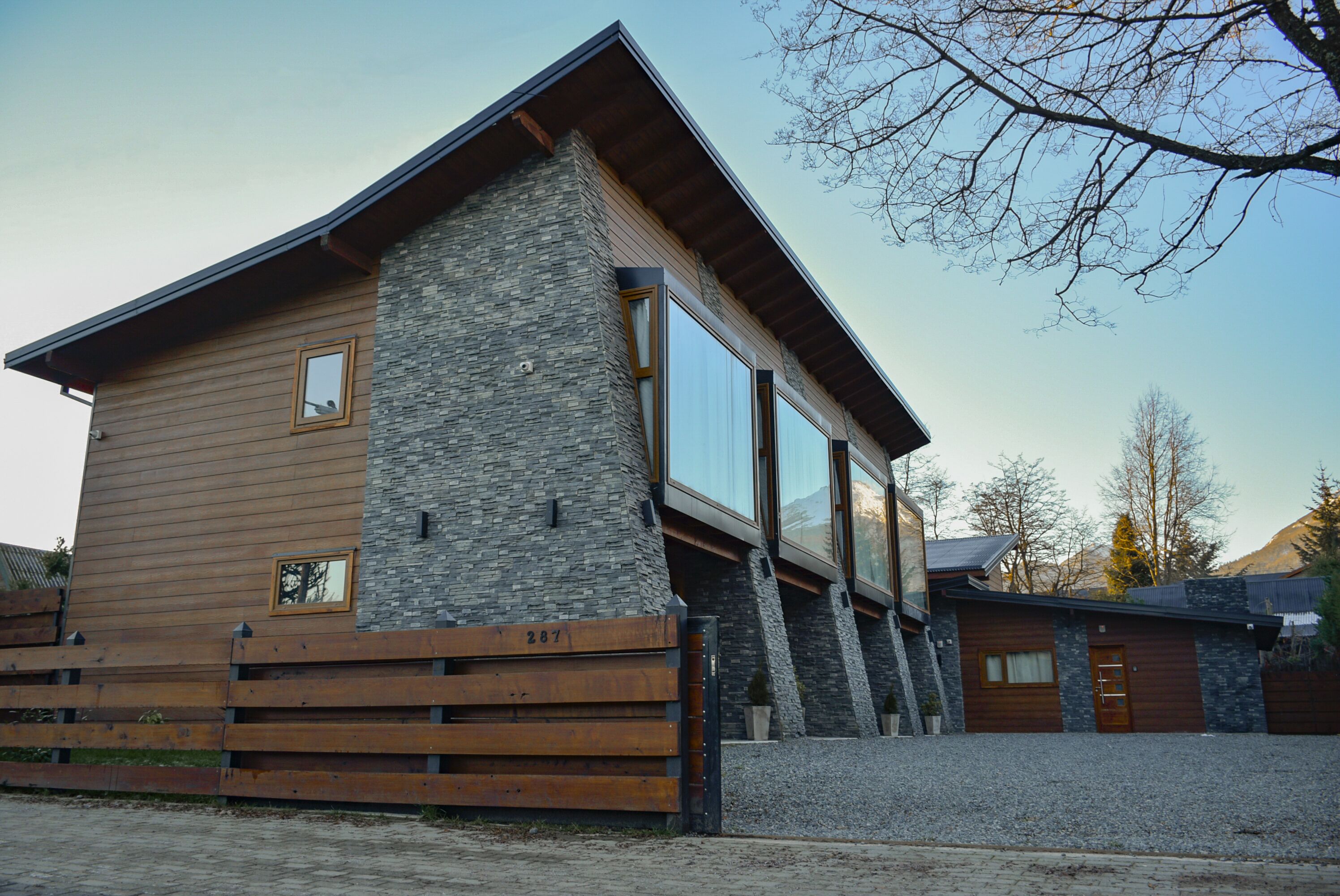 Vista frontal de la propiedad