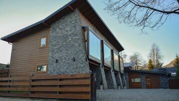 Vista frontal de la propiedad