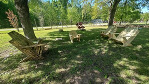 A park with wooden Adirondack chairs and a picnic table. - Lake House (Beechgrove)