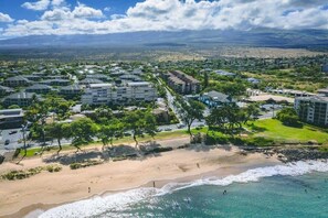 Une station balnéaire dotée de propriétés situées en bord de mer, d’un terrain de golf et offrant une vue sur l’océan.