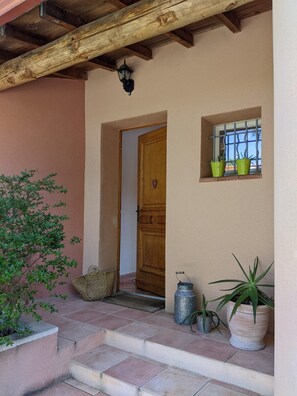 تفاصيل الفندق من الخارج