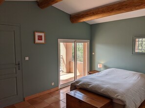 4 habitaciones, tabla de planchar con plancha y cuna de viaje 