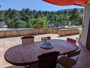 تناول الطعام بالخارج