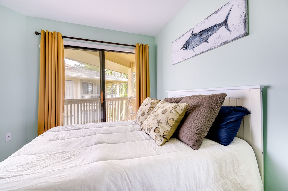 Little River Condo w/ Balcony: Pool & Hot Tub!