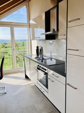 ثلاجة، ميكروويف، فرن، موقد طهي مسطح