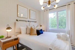 4 室のベッドルーム、デスク、アイロン / アイロン台、旅行用ベビーベッド