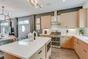 Fridge, microwave, oven, stovetop - North Nashville Hideaway- Game Room- Spacious Home (Nashville)