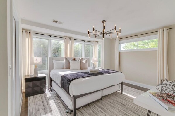 4 bedrooms, desk, iron/ironing board, travel cot - North Nashville Hideaway- Game Room- Spacious Home (Nashville)