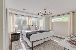 4 habitaciones, escritorio y tabla de planchar con plancha