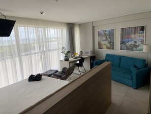 Habitación Premier | Minibar y espacio para trabajar con laptop 