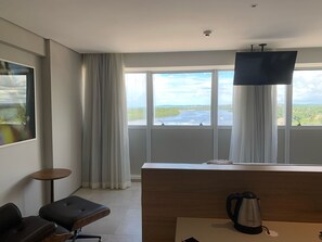 Habitación Deluxe | Minibar y espacio para trabajar con laptop