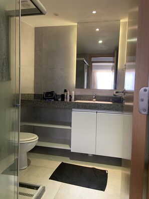 Standard Loft | Bathroom | Shower, free toiletries, towels