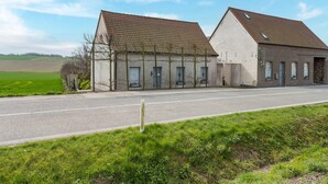 Un bâtiment à deux étages, doté d’un toit en pente, de grandes fenêtres et d’une entrée de plain-pied.