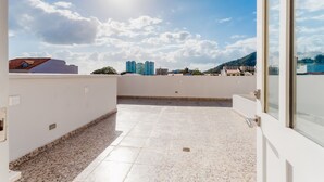 A spacious balcony with a clear view of the cityscape, including buildings and a distant mountain. - Casa Love 3B (Panama City)