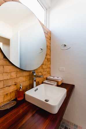 Deluxe Apartment | Bathroom | Shower, rainfall showerhead, hair dryer, heated floors