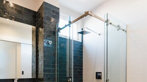 A modern bathroom with a glass-enclosed shower, a white sink, and a toilet. - Casa Love 3B (Panama City)