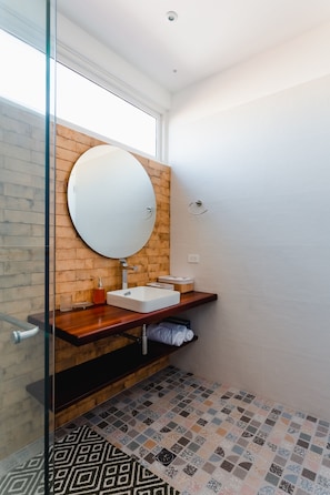Deluxe Apartment | Bathroom