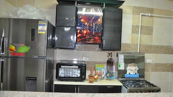 Departamento Confort, 3 habitaciones, vista al jardín | Cocina privada | Refrigerador, microondas, horno y parrilla de estufa