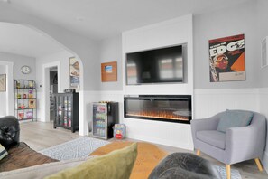 Smart TV, chimenea y estéreo 