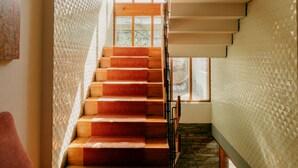 A modern staircase with wooden steps and a glass enclosure at the top. - Parque do Rio Ofir Hotel (Esposende)