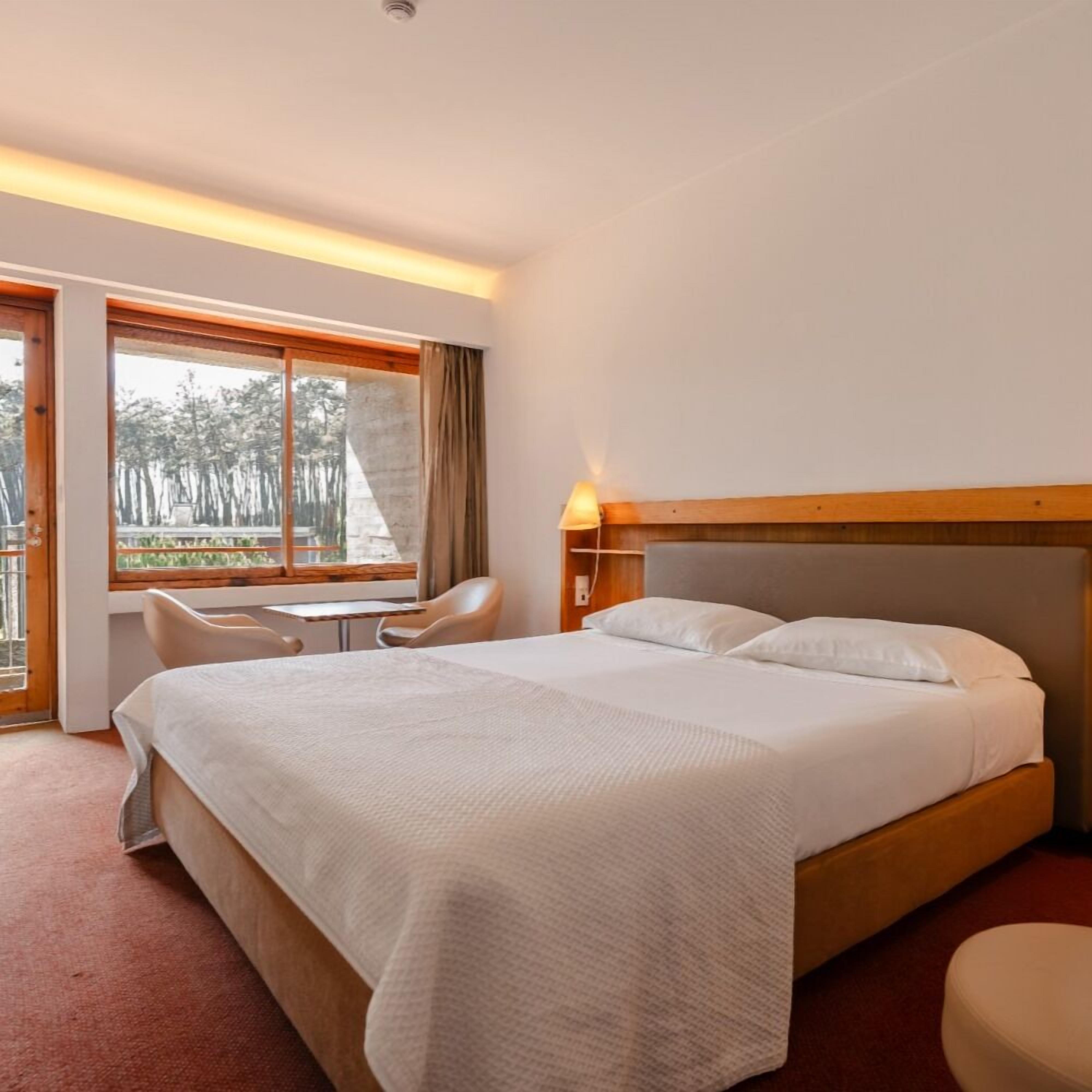 Een bureau, gratis wifi, beddengoed