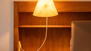 Cabecera de madera con una lámpara colgante.