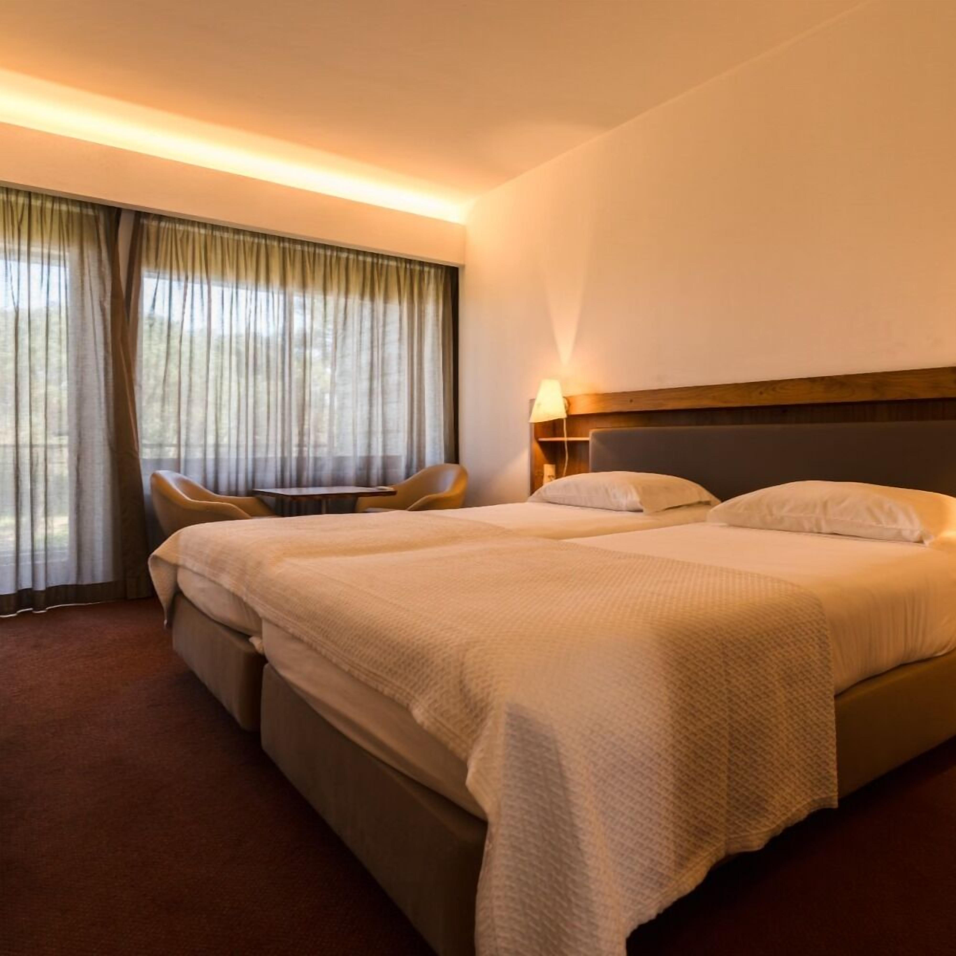 Een bureau, gratis wifi, beddengoed