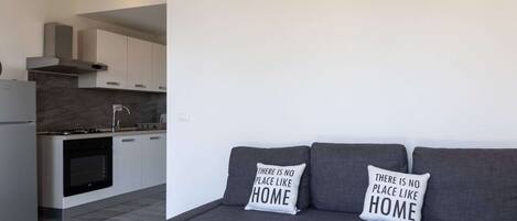 Appartement | Privékeuken | Een koelkast, een microgolfoven, een oven, een kookplaat