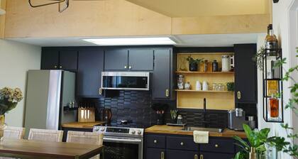 Downtown Vaulted Luxe Haus-near Napa. Walk Downtown. Pet-Friendly!