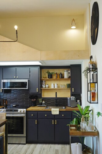 Downtown Vaulted Luxe Haus-near Napa. Walk Downtown. Pet-Friendly!