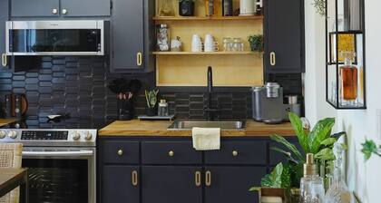 Downtown Vaulted Luxe Haus-near Napa. Walk Downtown. Pet-Friendly!