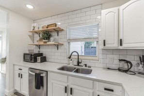 Fridge, microwave, oven, stovetop - Coastal Getaway With Bikes & NEW Saltwater Pool (Sarasota)