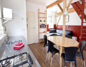 House | Private kitchen | Electric kettle - Holiday Home in Former Barn in Ruinerwold (Ruinerwold)