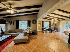 Chambre Familiale | Coin séjour