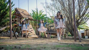 A playground with swings and a wooden playhouse. - Tierra Mia Hacienda Ruta del Vino (Valle de Guadalupe)