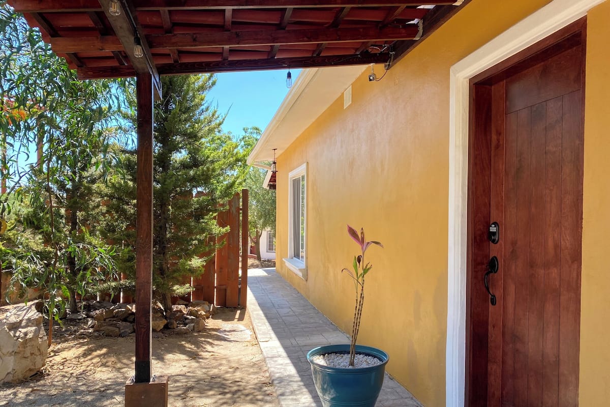 Standard Suite | 1 bedroom, iron/ironing board, free WiFi, bed sheets