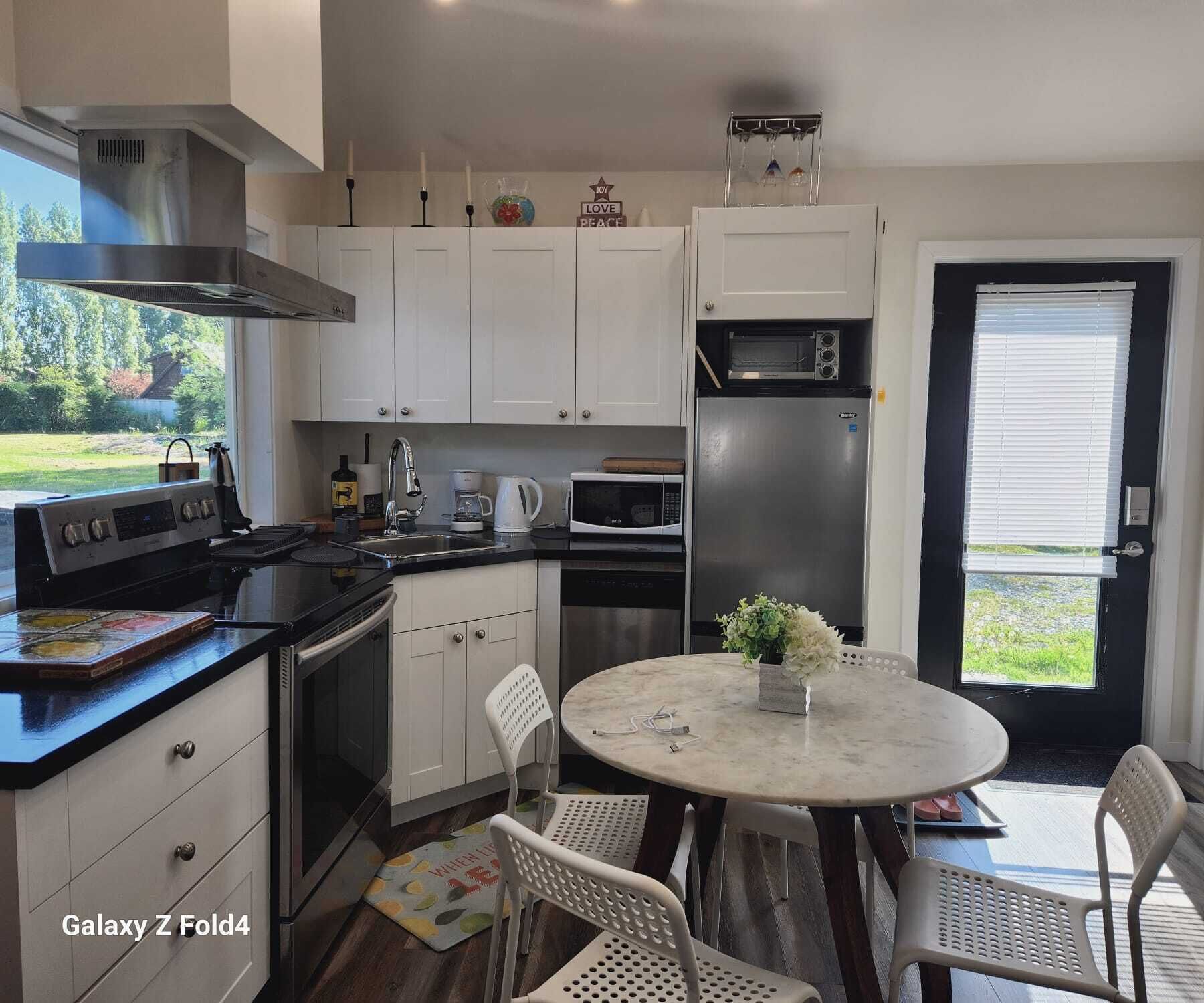 Cozy Cottage Near Butchart Gardens!