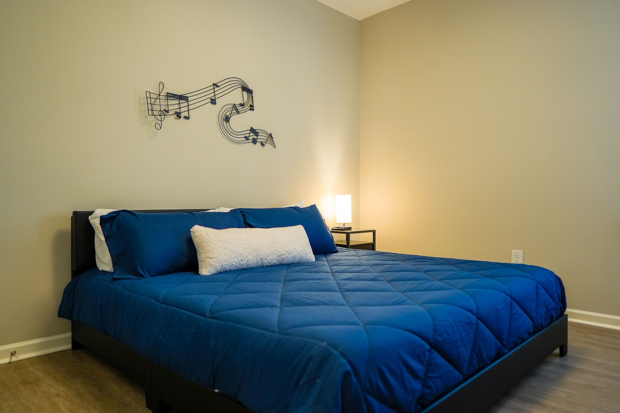 Musician Getaway 4 miles to Duke-King Size Bed