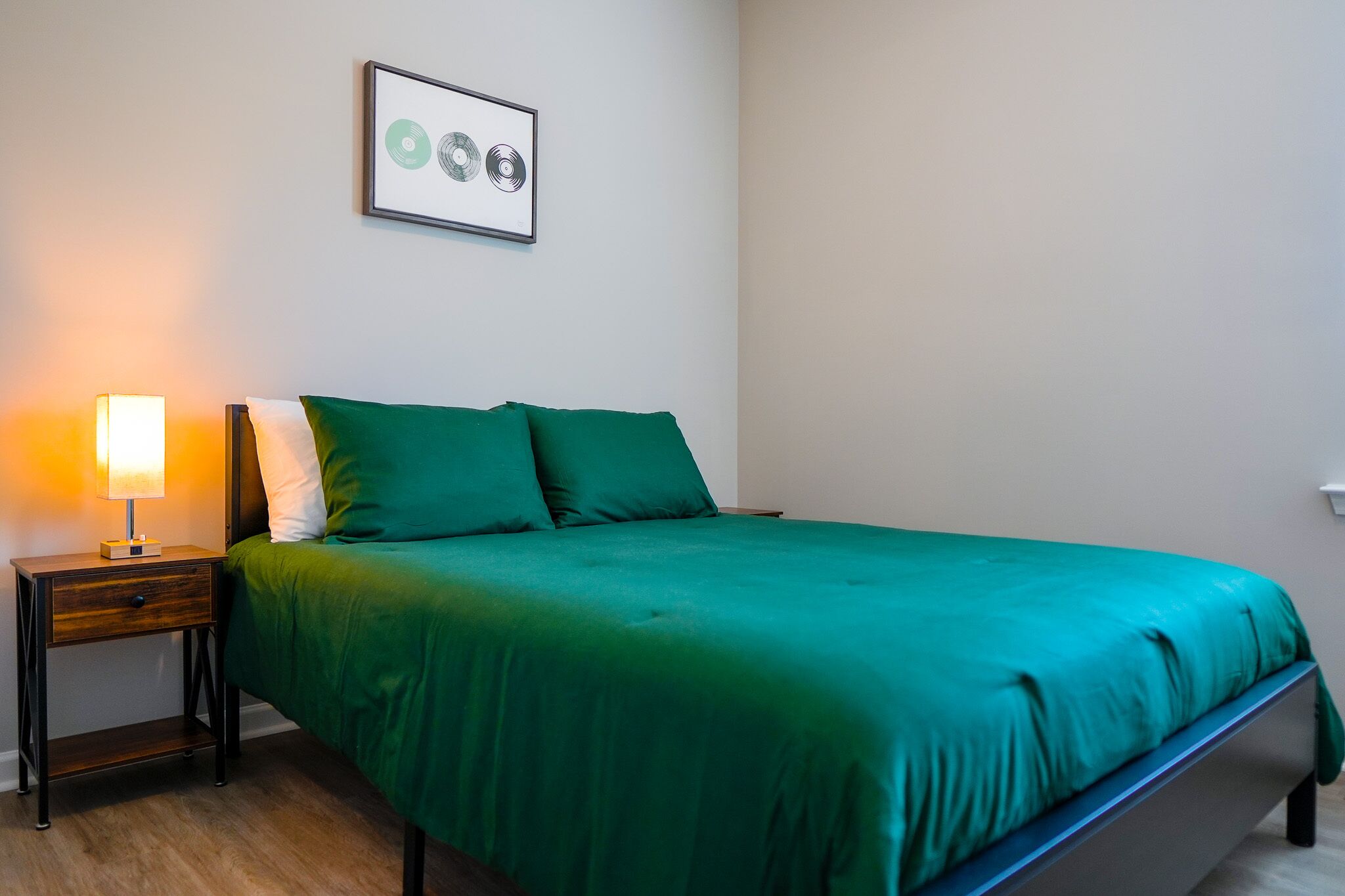 Musician Getaway 4 miles to Duke-King Size Bed