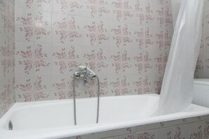 Apartment | Badezimmer | Badewanne, Haartrockner
