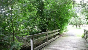 A wooden bridge in a wooded area. - Heathside Family Retreat (Wietzendorf)
