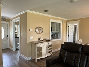 تلفزيون ذكي، مدفأة، كُتُب، ستيريو