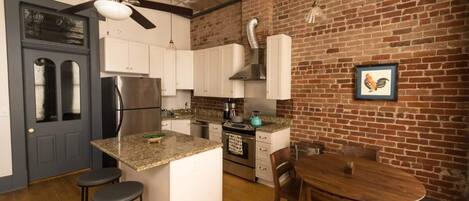 Frigorífico, microondas, horno y placa de cocina