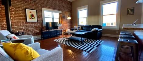 Smart TV, fireplace